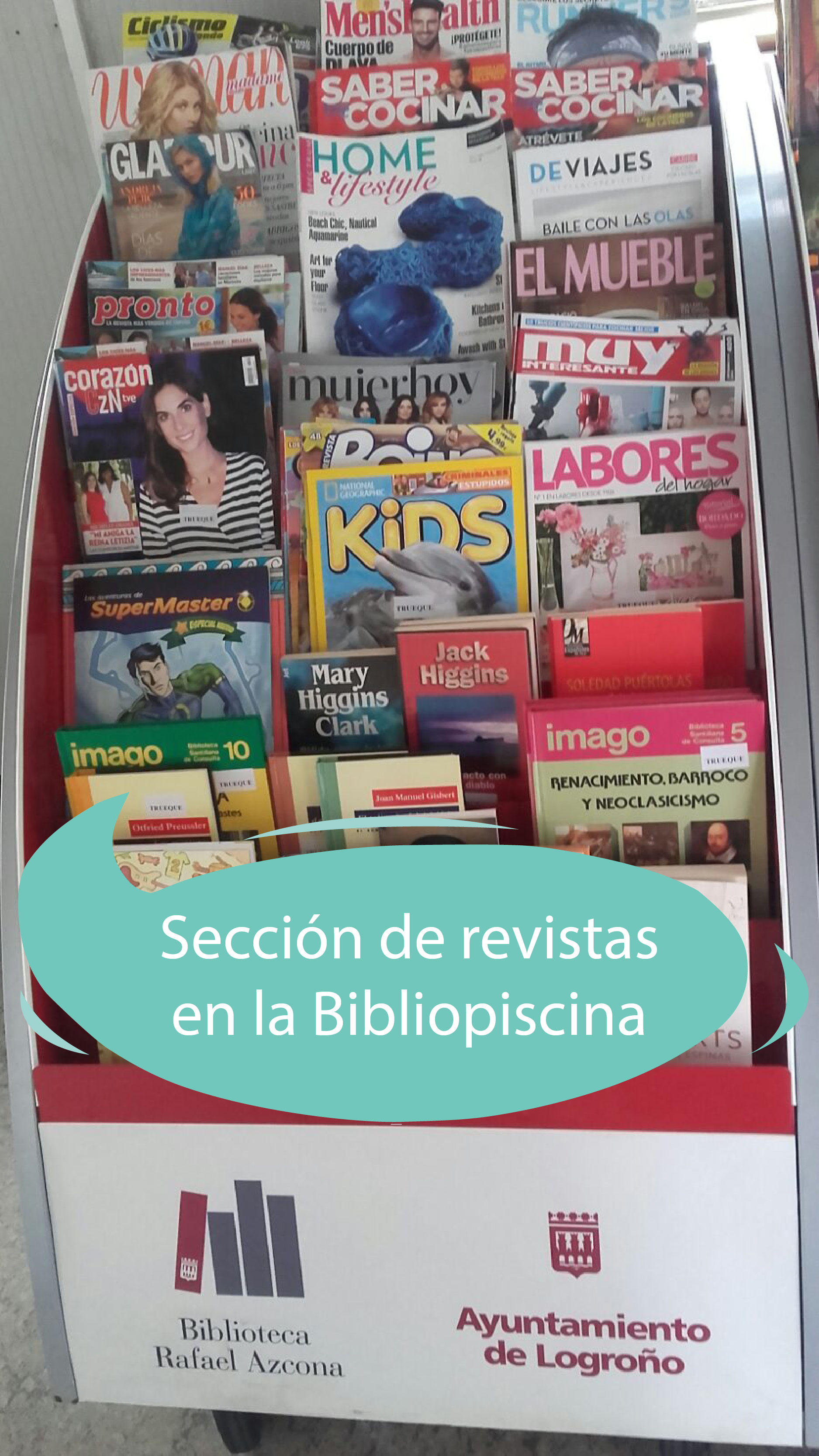 Sección de revistas en la bibliopiscina