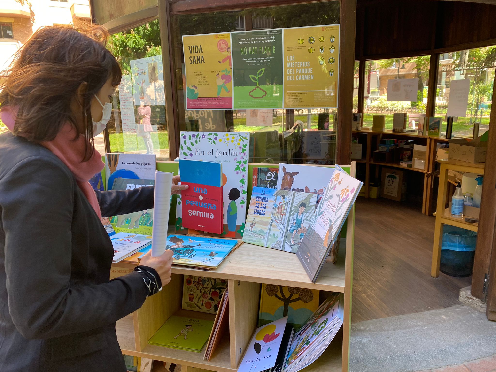 Mujer leyendo un libro en La Pajarera